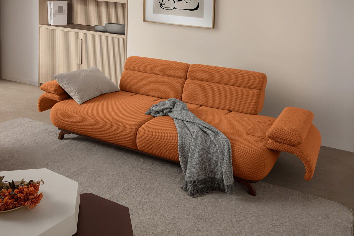Ziegelrotes 3-Sitzer Sofa Bonjo mit Polyesterbezug in Tuna-Struktur, Holzbeinen und Rückenkissen, Gestell aus Hainbuche und Spanplatte.
