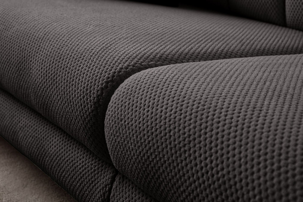 Anthrazitfarbenes 3-Sitzer Sofa mit Polyesterbezug in Tuna-Struktur, Holzbeinen und zwei losen Kissen auf hellem Untergrund.