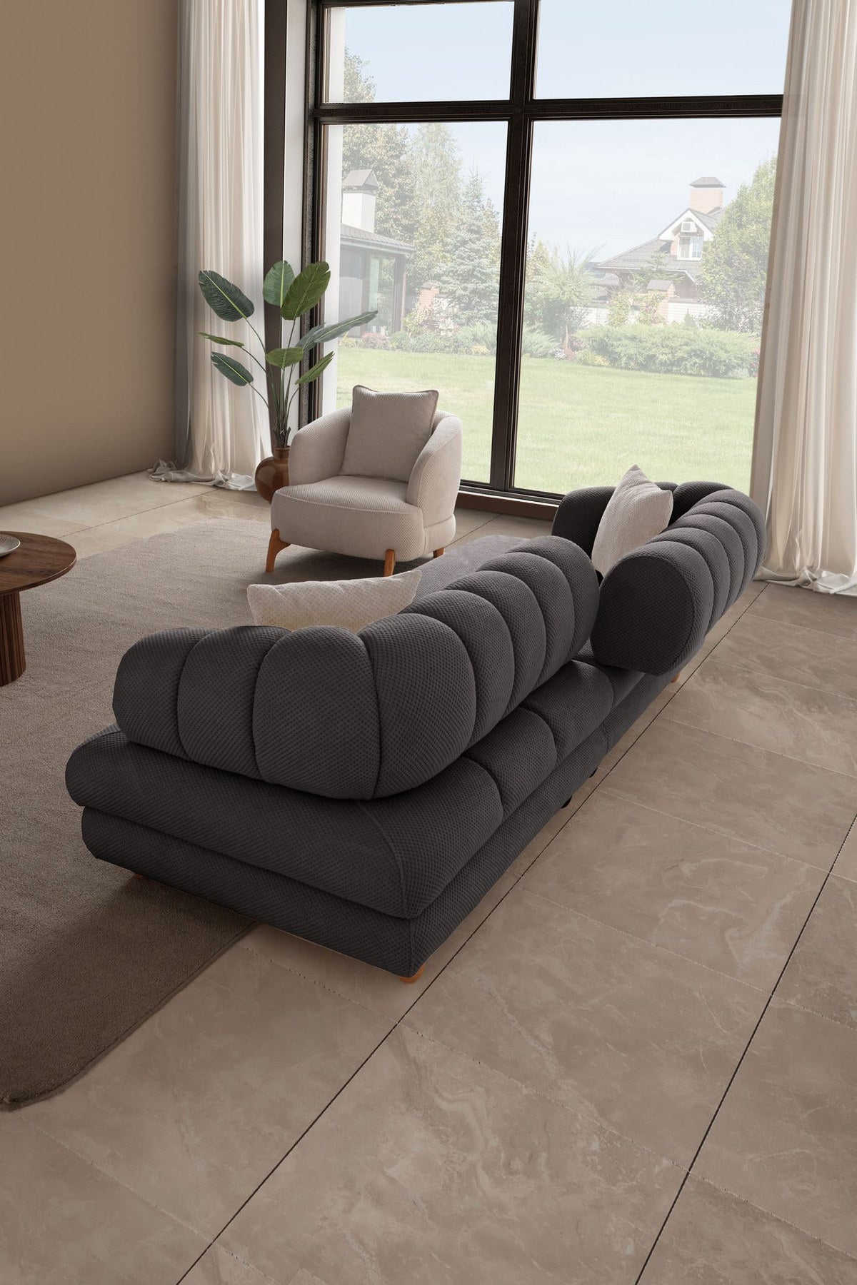 Anthrazitfarbenes 3-Sitzer Sofa mit Polyesterbezug in Tuna-Struktur, Holzbeinen und zwei losen Kissen auf hellem Untergrund.