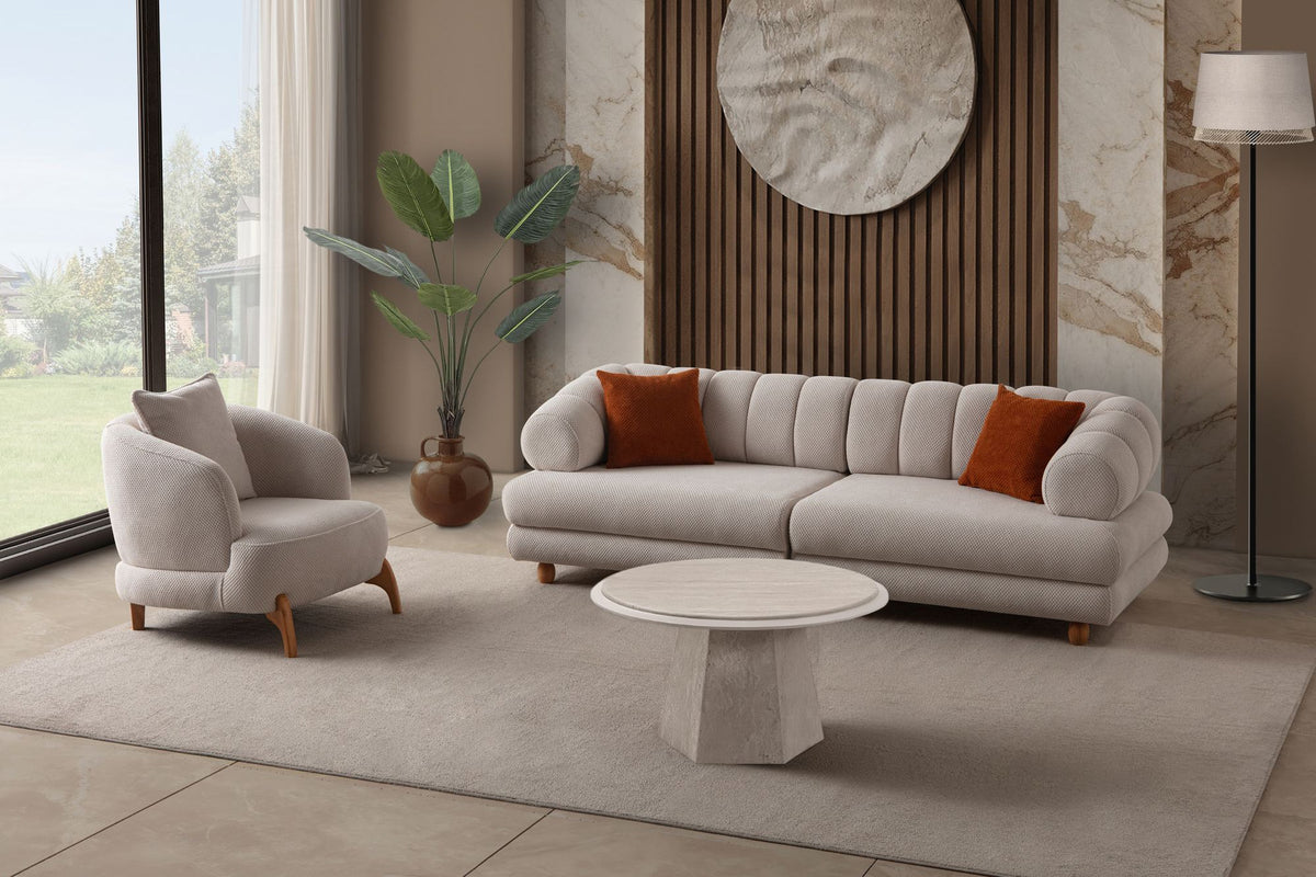 Beiges 3-Sitzer Sofa Gloria von Hanah Home mit Polyesterbezug, Holzbeinen und zwei Kissen, Frontalansicht auf hellem Hintergrund.