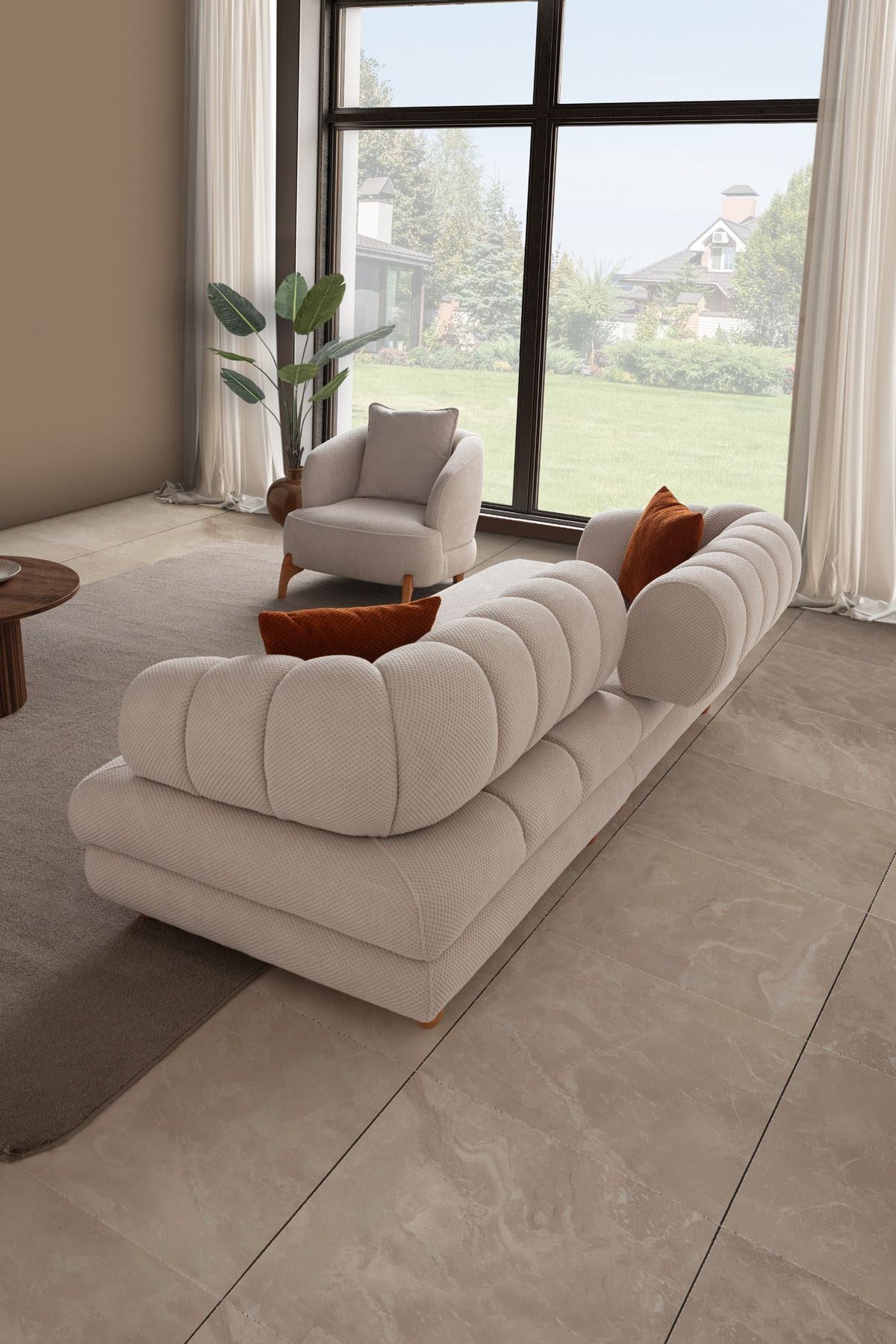 Beiges 3-Sitzer Sofa Gloria von Hanah Home mit Polyesterbezug, Holzbeinen und zwei Kissen, Frontalansicht auf hellem Hintergrund.