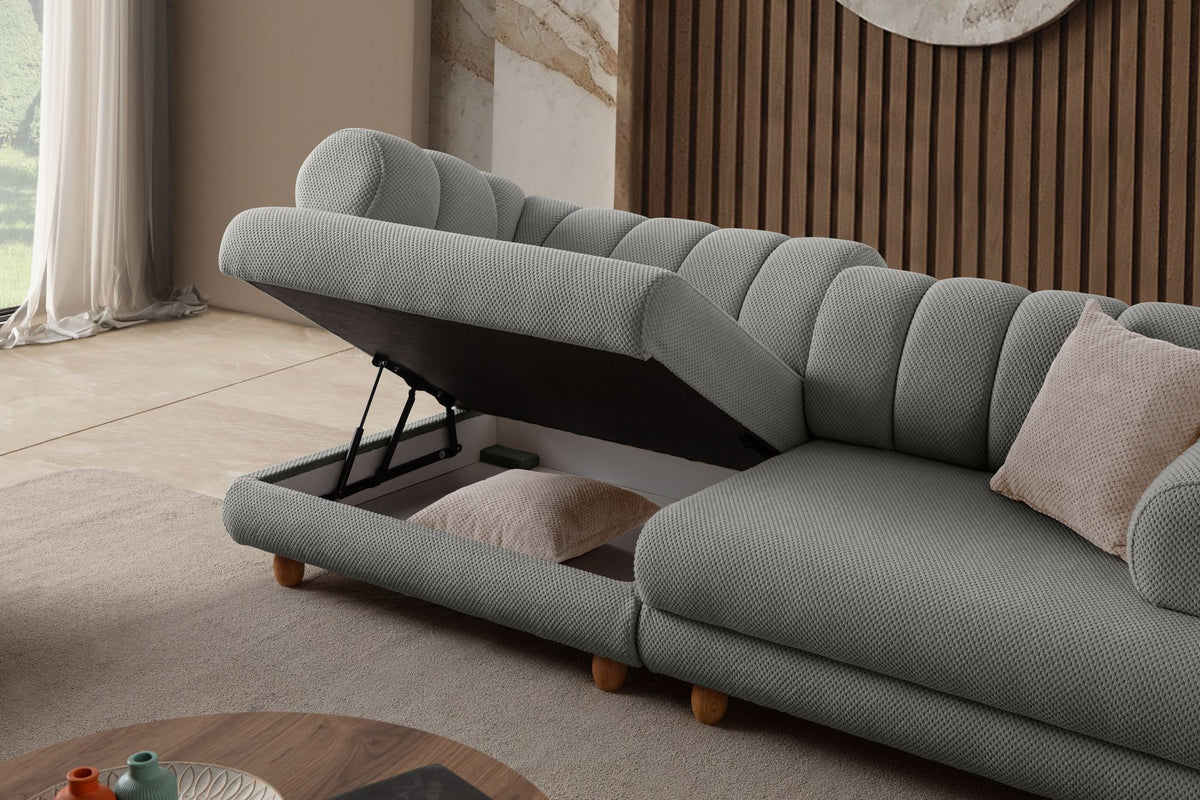 Graues 3-Sitzer Sofa Gloria von Hanah Home mit Polyesterbezug in Tuna-Struktur, Holzbeinen und zwei losen Kissen auf hellem Untergrund.