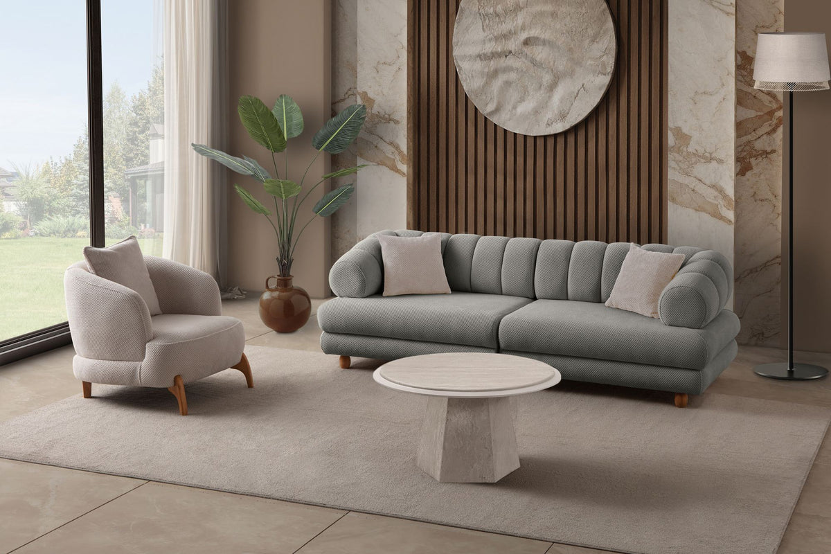Graues 3-Sitzer Sofa Gloria von Hanah Home mit Polyesterbezug in Tuna-Struktur, Holzbeinen und zwei losen Kissen auf hellem Untergrund.