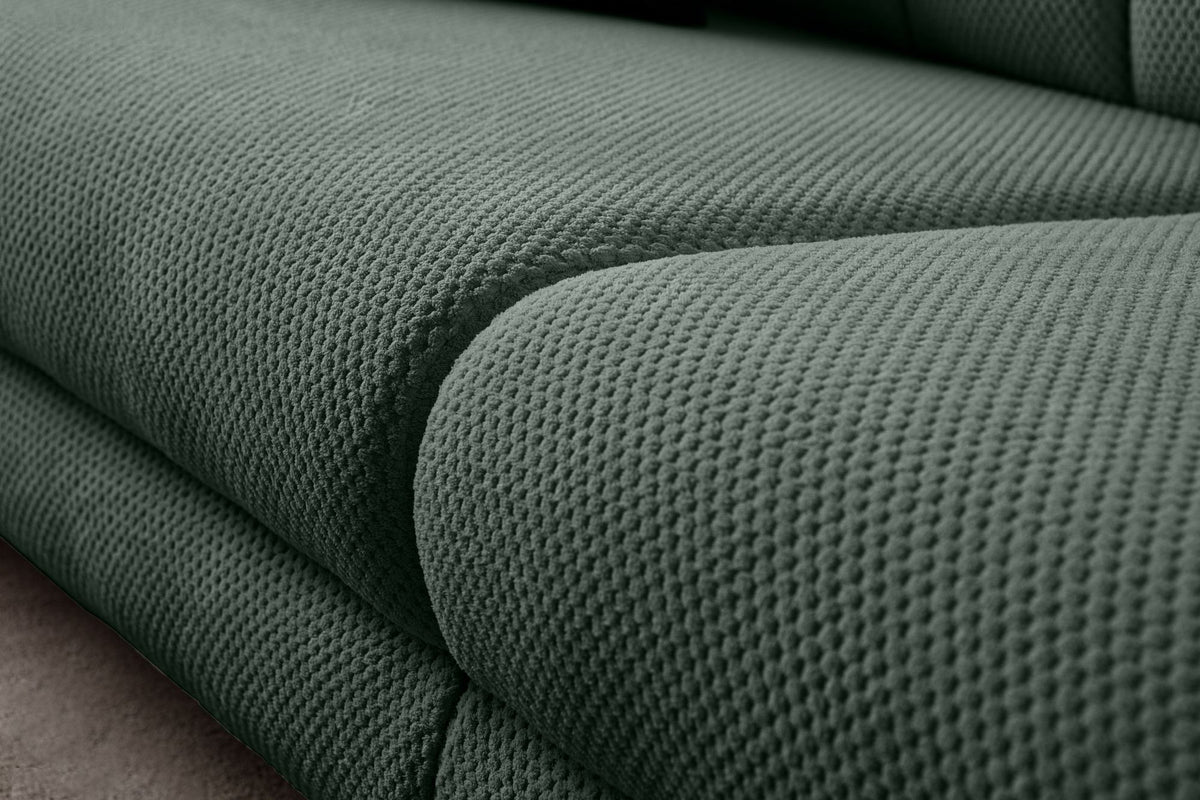 Grünes 3-Sitzer Sofa mit Polyesterbezug in Tuna-Struktur, Holzbeinen und abnehmbarem Sitzkissen, Gestell aus Hainbuche und Spanplatte.
