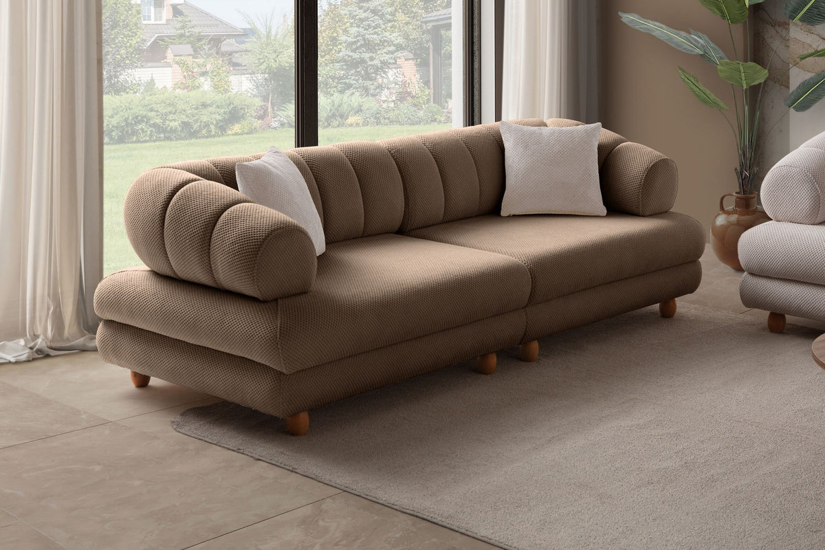 3-Sitzer Sofa in der Farbe Latte mit Polyester-Bezug in Tuna-Struktur, Holzbeinen und abnehmbaren Sitzkissen, fotografiert freistehend.