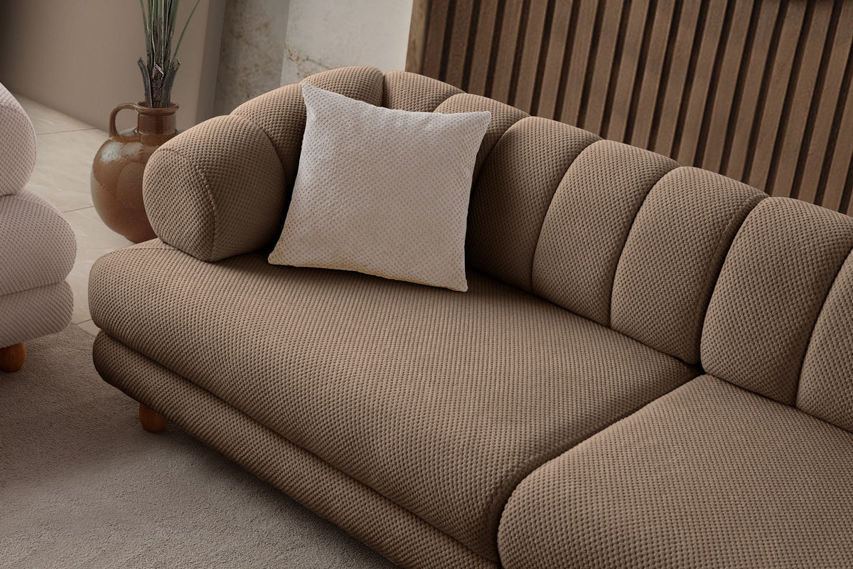 3-Sitzer Sofa in der Farbe Latte mit Polyester-Bezug in Tuna-Struktur, Holzbeinen und abnehmbaren Sitzkissen, fotografiert freistehend.