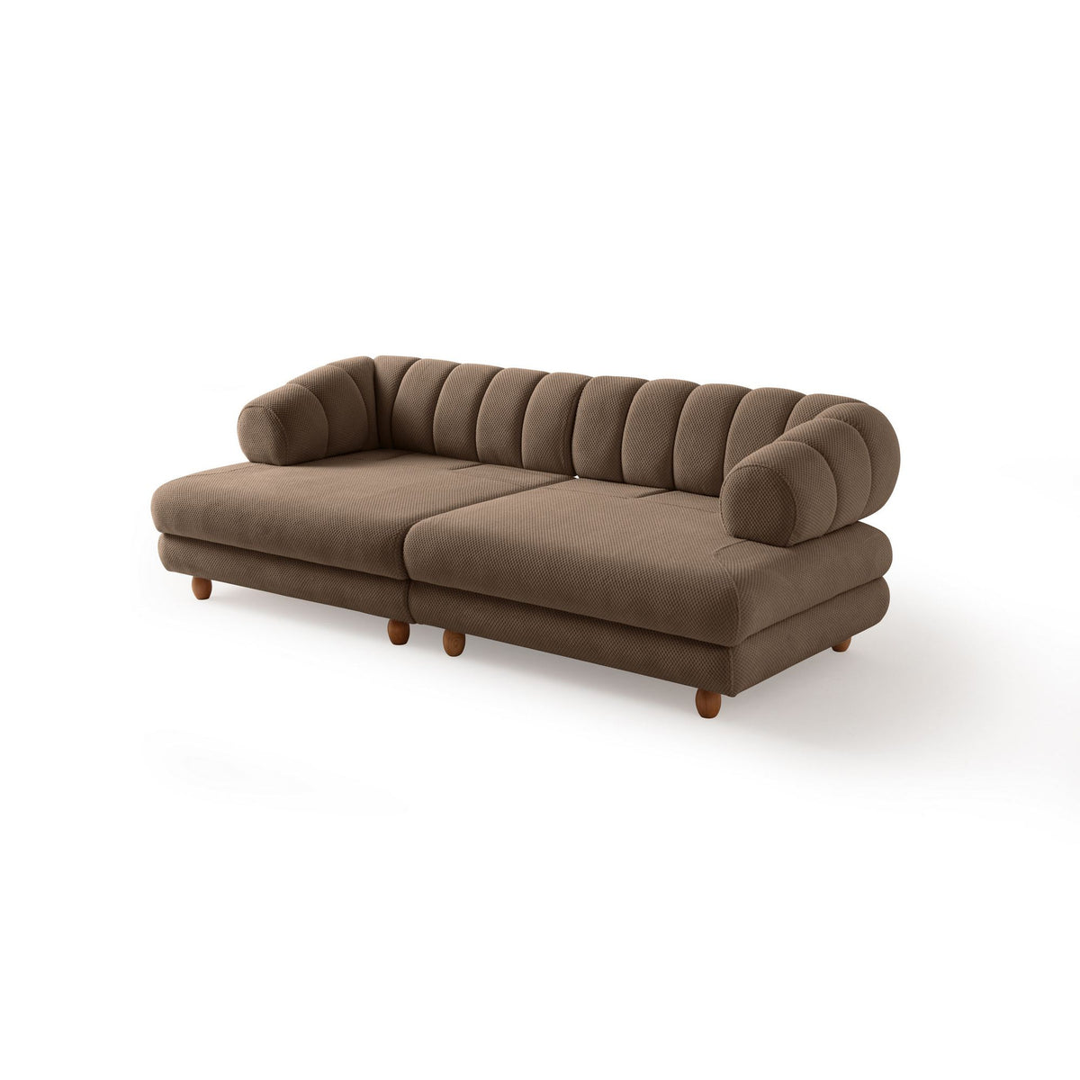 3-Sitzer Sofa in der Farbe Latte mit Polyester-Bezug in Tuna-Struktur, Holzbeinen und abnehmbaren Sitzkissen, fotografiert freistehend.
