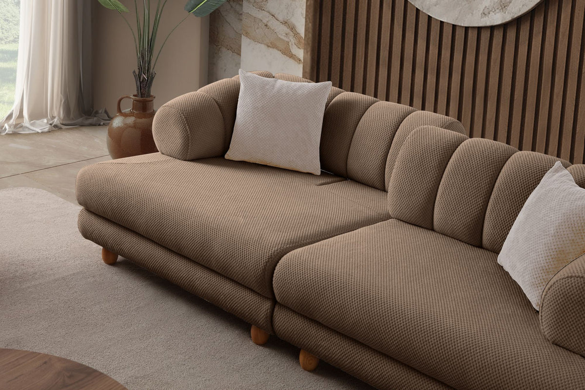 3-Sitzer Sofa in der Farbe Latte mit Polyester-Bezug in Tuna-Struktur, Holzbeinen und abnehmbaren Sitzkissen, fotografiert freistehend.