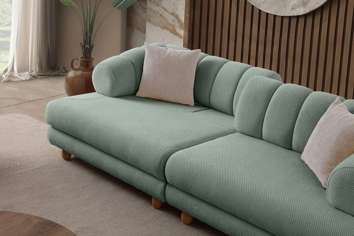 Seegrünes 3-Sitzer Sofa mit Polyesterbezug in Tuna-Struktur, Holzbeinen und abnehmbarem Sitzkissen, Gestell aus Hainbuche und Spanplatte.