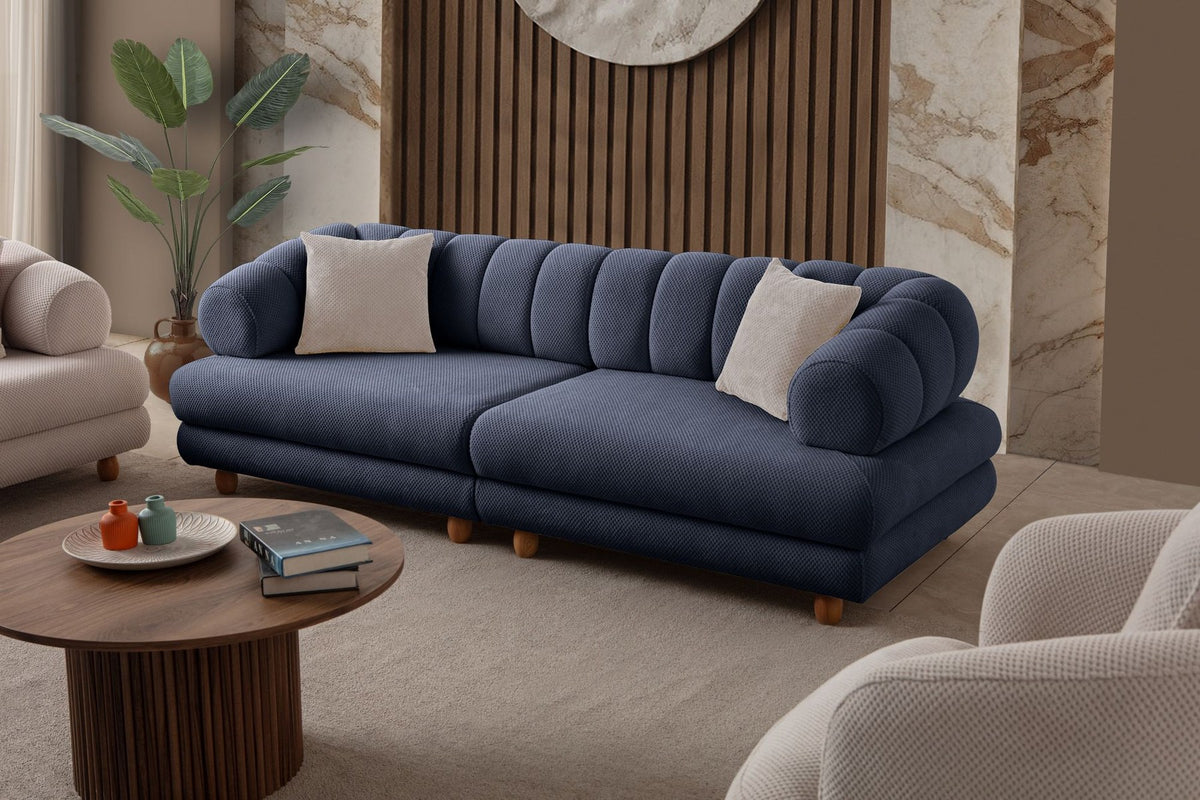 Marineblaues 3-Sitzer Sofa mit Polyesterbezug, Holzbeinen und zwei Kissen, Gestell aus Hainbuche und Spanplatte, Hanah Home.