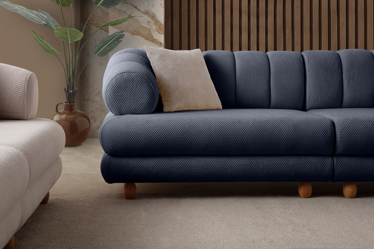Marineblaues 3-Sitzer Sofa mit Polyesterbezug, Holzbeinen und zwei Kissen, Gestell aus Hainbuche und Spanplatte, Hanah Home.