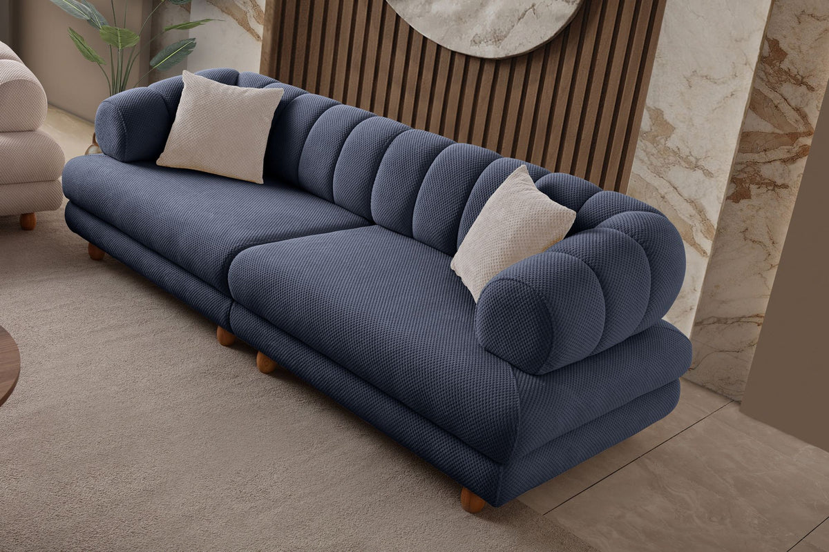 Marineblaues 3-Sitzer Sofa mit Polyesterbezug, Holzbeinen und zwei Kissen, Gestell aus Hainbuche und Spanplatte, Hanah Home.