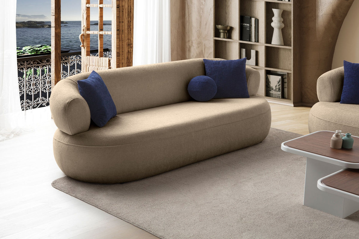 Foto eines 3-Sitzer Sofas in Mink mit Boucle-Stoffbezug, Kunststoffbeinen und zwei Kissen, Gestell aus Hainbuche und Spanplatte.