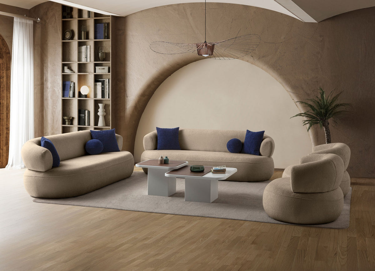 Foto eines 3-Sitzer Sofas in Mink mit Boucle-Stoffbezug, Kunststoffbeinen und zwei Kissen, Gestell aus Hainbuche und Spanplatte.