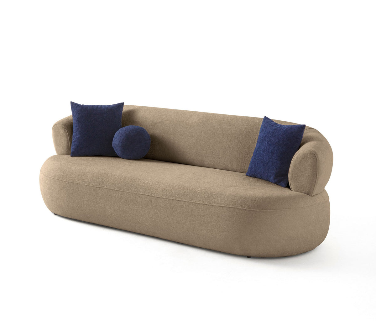 Foto eines 3-Sitzer Sofas in Mink mit Boucle-Stoffbezug, Kunststoffbeinen und zwei Kissen, Gestell aus Hainbuche und Spanplatte.