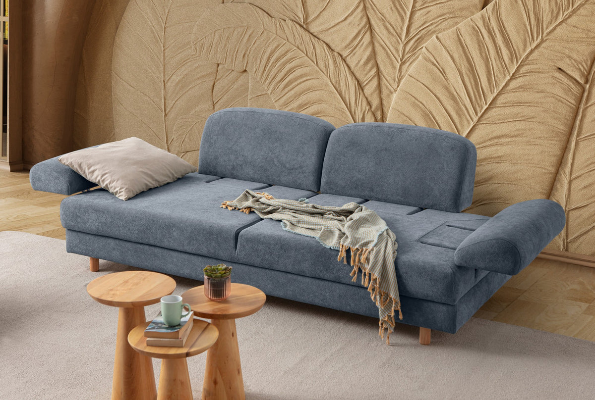 Blaues 3-Sitzer Schlafsofa Aries von Hanah Home mit Coco-Boucle-Stoff, Holzbeinen und drei Kissen, Frontalansicht im Wohnraum.