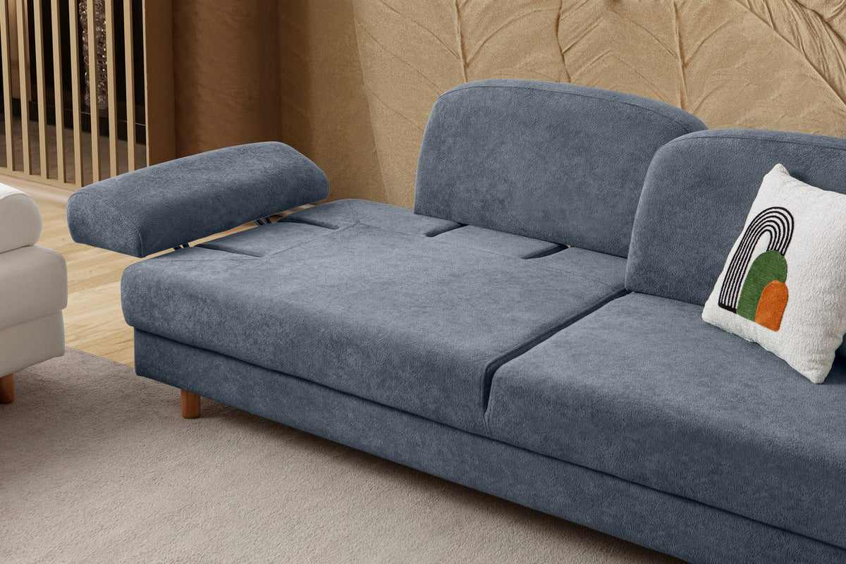 Blaues 3-Sitzer Schlafsofa Aries von Hanah Home mit Coco-Boucle-Stoff, Holzbeinen und drei Kissen, Frontalansicht im Wohnraum.