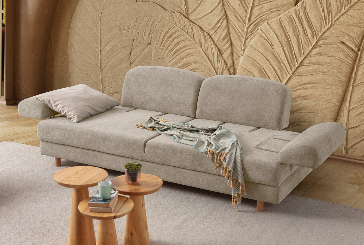 Beiges 3-Sitzer Sofa mit Coco-Boucle-Stoffbezug, Holzbeinen und drei Kissen, seitliche Ansicht auf hellem Hintergrund.