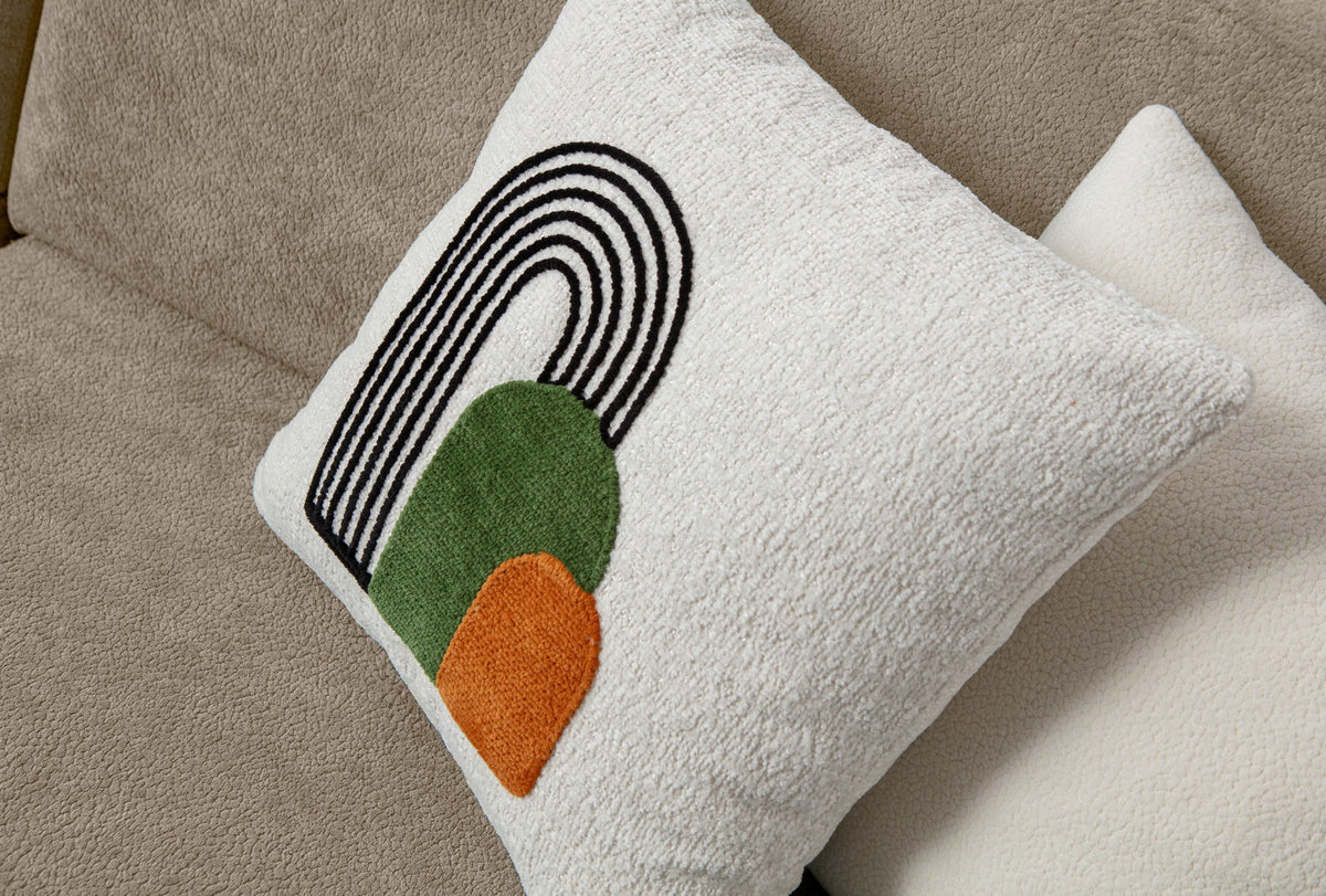 Beiges 3-Sitzer Sofa mit Coco-Boucle-Stoffbezug, Holzbeinen und drei Kissen, seitliche Ansicht auf hellem Hintergrund.