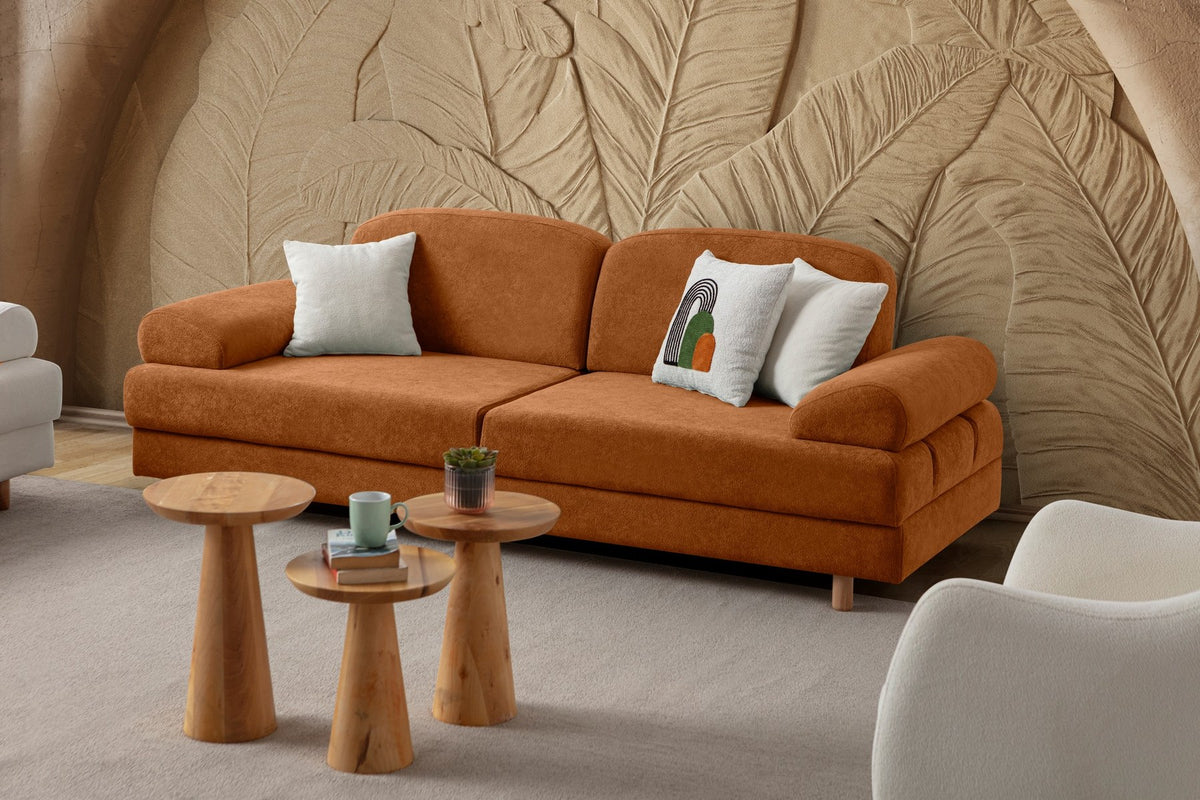 Orangefarbenes 3-Sitzer-Schlafsofa mit Coco-Boucle-Stoffbezug, Holzbeinen und drei Kissen, aufgenommen im Wohnzimmer-Ambiente.