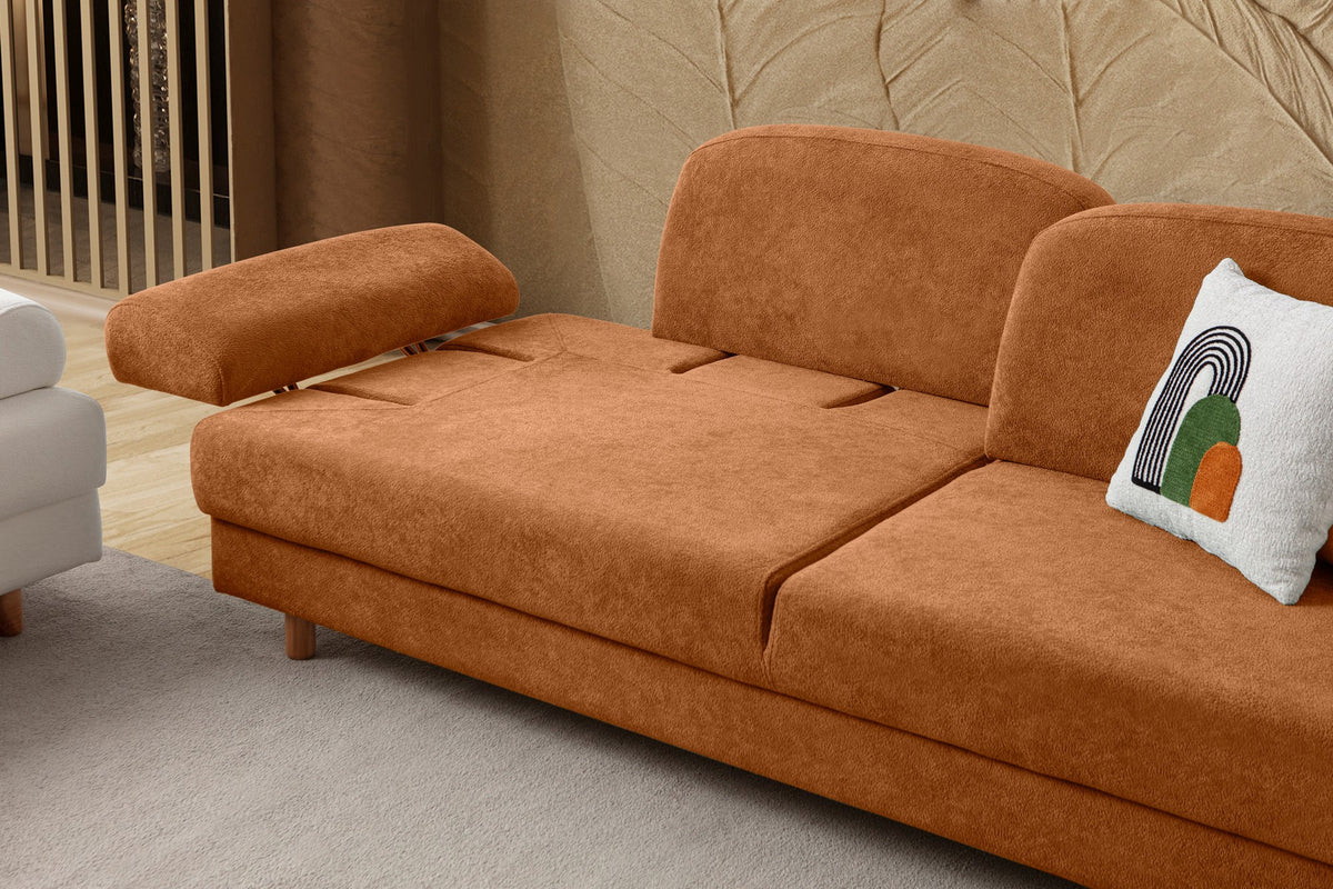 Orangefarbenes 3-Sitzer-Schlafsofa mit Coco-Boucle-Stoffbezug, Holzbeinen und drei Kissen, aufgenommen im Wohnzimmer-Ambiente.