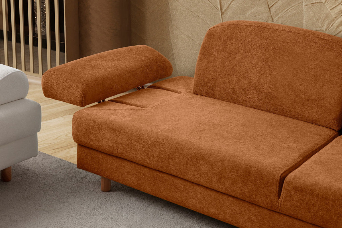 Orangefarbenes 3-Sitzer-Schlafsofa mit Coco-Boucle-Stoffbezug, Holzbeinen und drei Kissen, aufgenommen im Wohnzimmer-Ambiente.