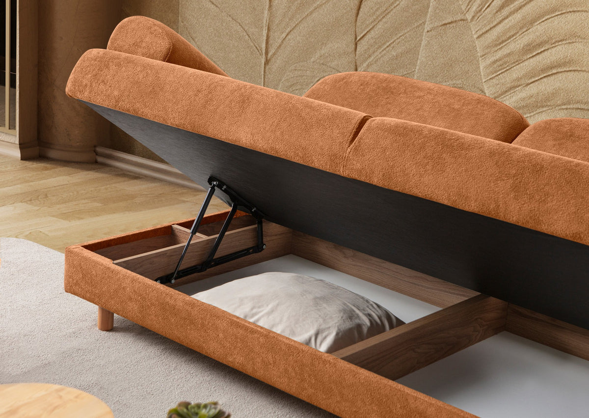 Orangefarbenes 3-Sitzer-Schlafsofa mit Coco-Boucle-Stoffbezug, Holzbeinen und drei Kissen, aufgenommen im Wohnzimmer-Ambiente.