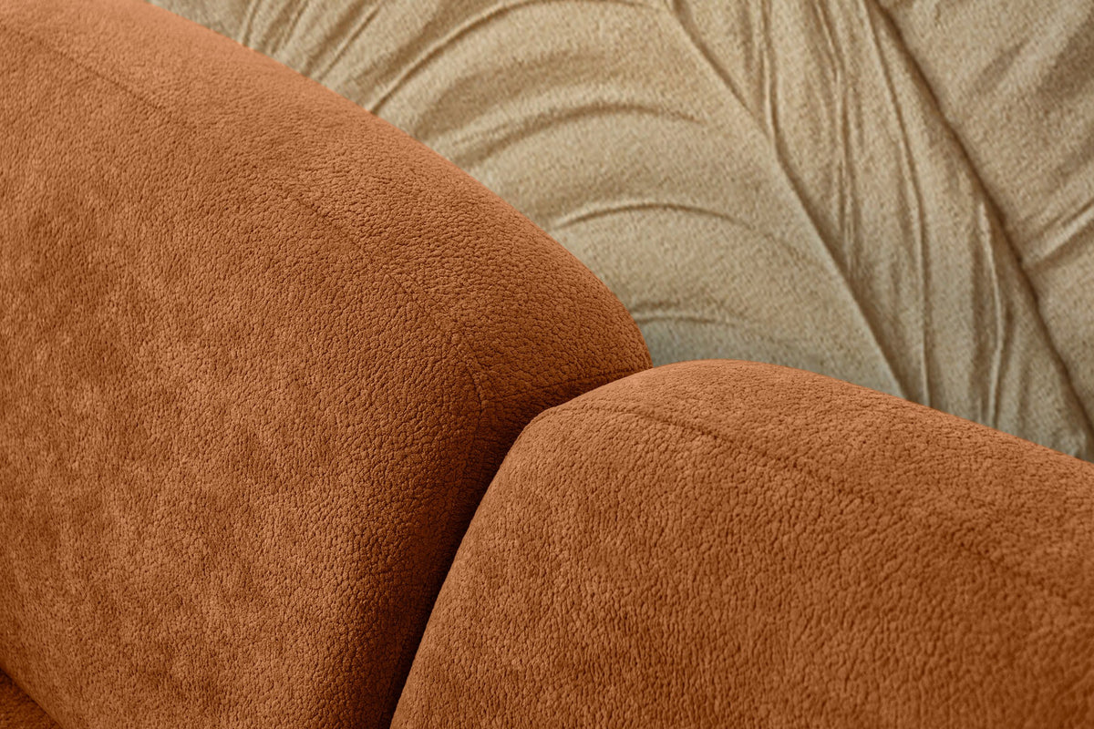 Orangefarbenes 3-Sitzer-Schlafsofa mit Coco-Boucle-Stoffbezug, Holzbeinen und drei Kissen, aufgenommen im Wohnzimmer-Ambiente.