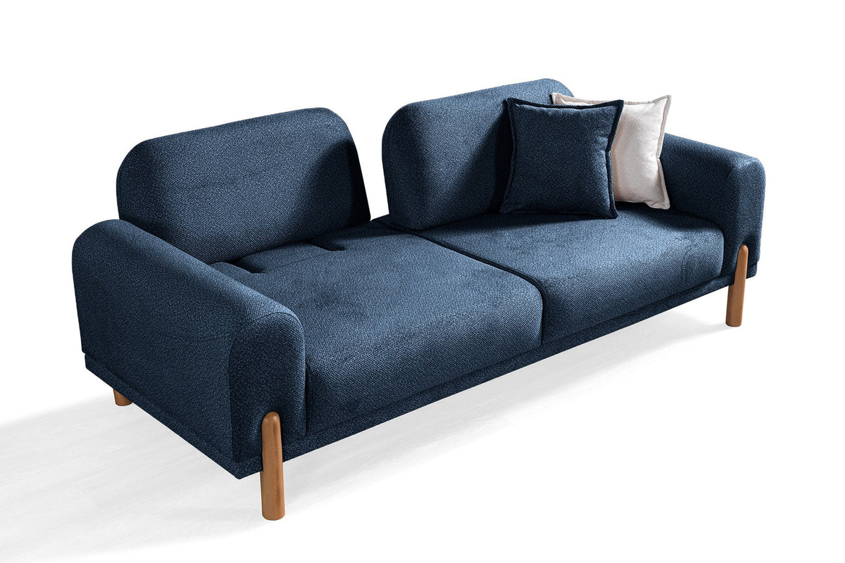 Marineblaues 3-Sitzer Schlafsofa Class Bohem mit flauschigem Bouclé-Bezug, Holzbeinen und vier Kissen, fotografiert auf hellem Hintergrund.