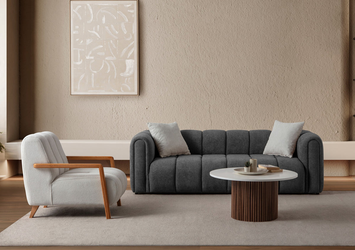 Anthrazitfarbenes 3-Sitzer Sofa N-Line von Hanah Home mit Boucle-Stoffbezug, Kunststoffbeinen und zwei Kissen.