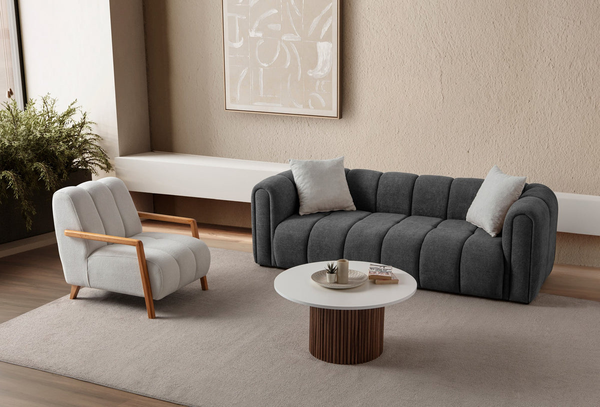 Anthrazitfarbenes 3-Sitzer Sofa N-Line von Hanah Home mit Boucle-Stoffbezug, Kunststoffbeinen und zwei Kissen.