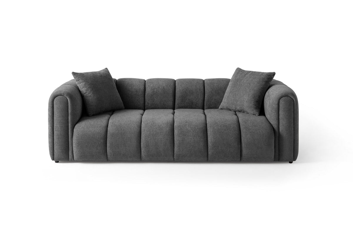 Anthrazitfarbenes 3-Sitzer Sofa N-Line von Hanah Home mit Boucle-Stoffbezug, Kunststoffbeinen und zwei Kissen.