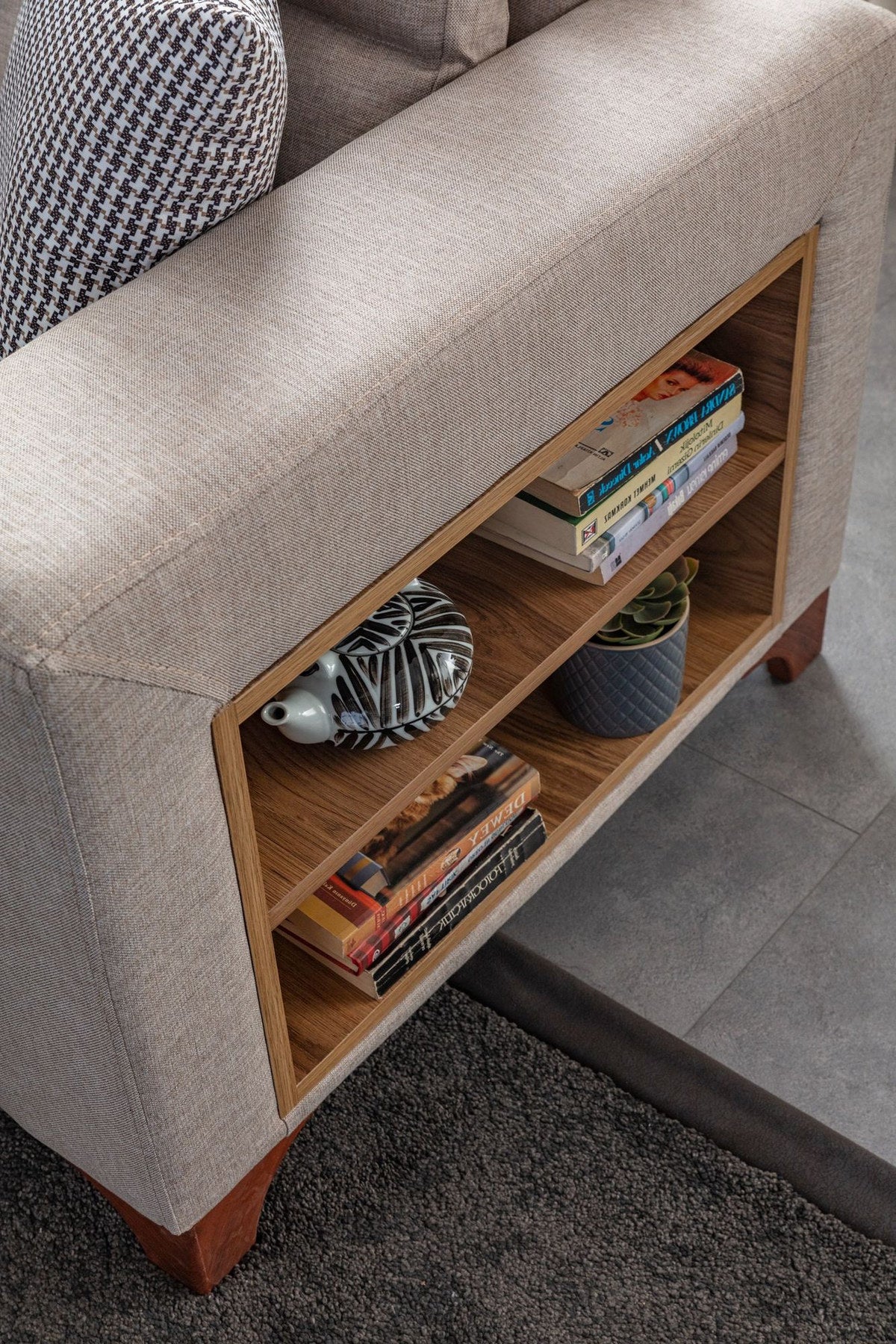 Cremefarbenes Eckschlafsofa T-Loft von Hanah Home mit Leinenstruktur-Stoffbezug, Kunststoffbeinen und acht dekorativen Kissen.