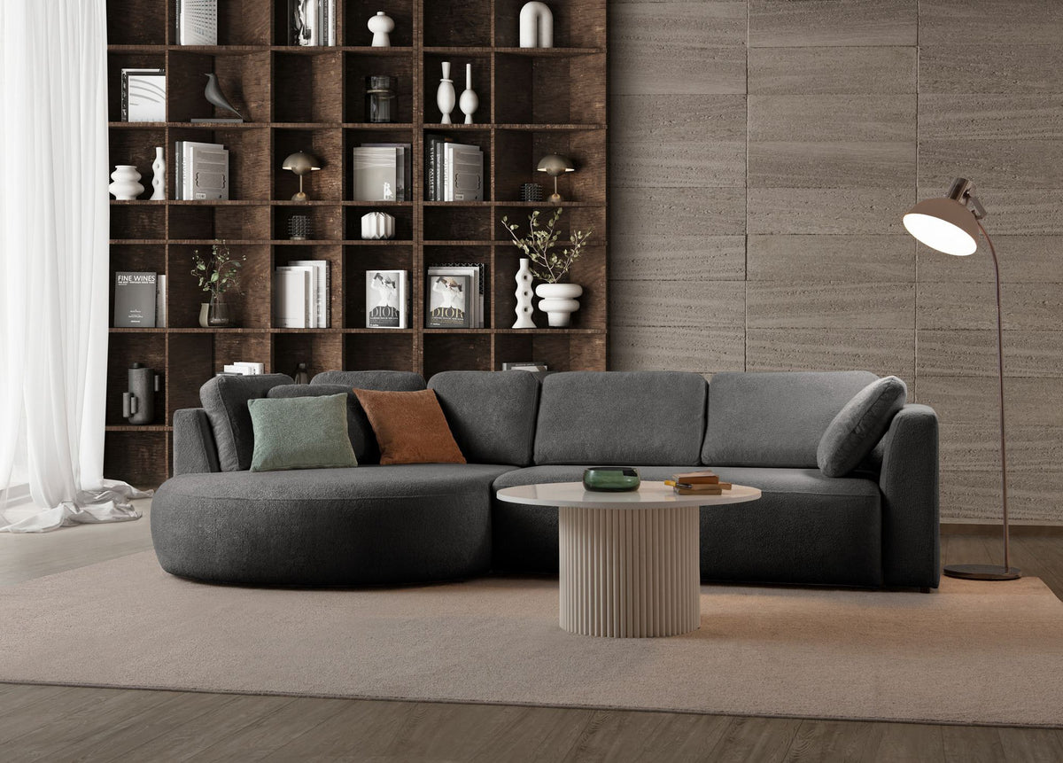 Anthrazitfarbenes Ecksofa Venezia links mit Lounge-Modul, 2-Sitzer-Modul, Kunststoffbeinen und neun Kissen, Polyesterstoff.