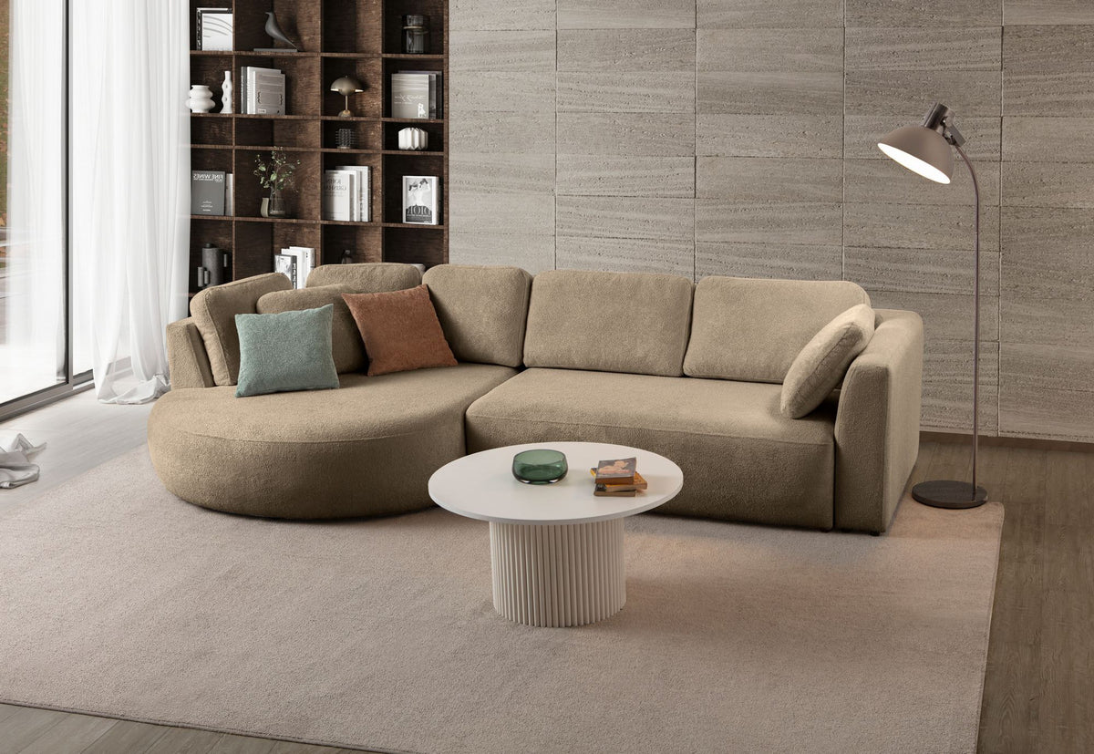 Braunes Ecksofa Venezia von Hanah Home mit Polyesterbezug, Hainbuchen-Gestell, sichtbaren Kunststoffbeinen und neun losen Kissen im Lounge-Modul.