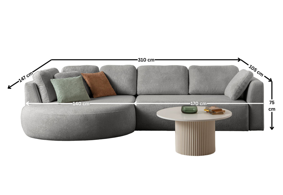 Graues Ecksofa Venezia links von Hanah Home mit Polyesterbezug, Hainbuche-Gestell, Kunststoffbeinen und neun Kissen im Wohnraum.