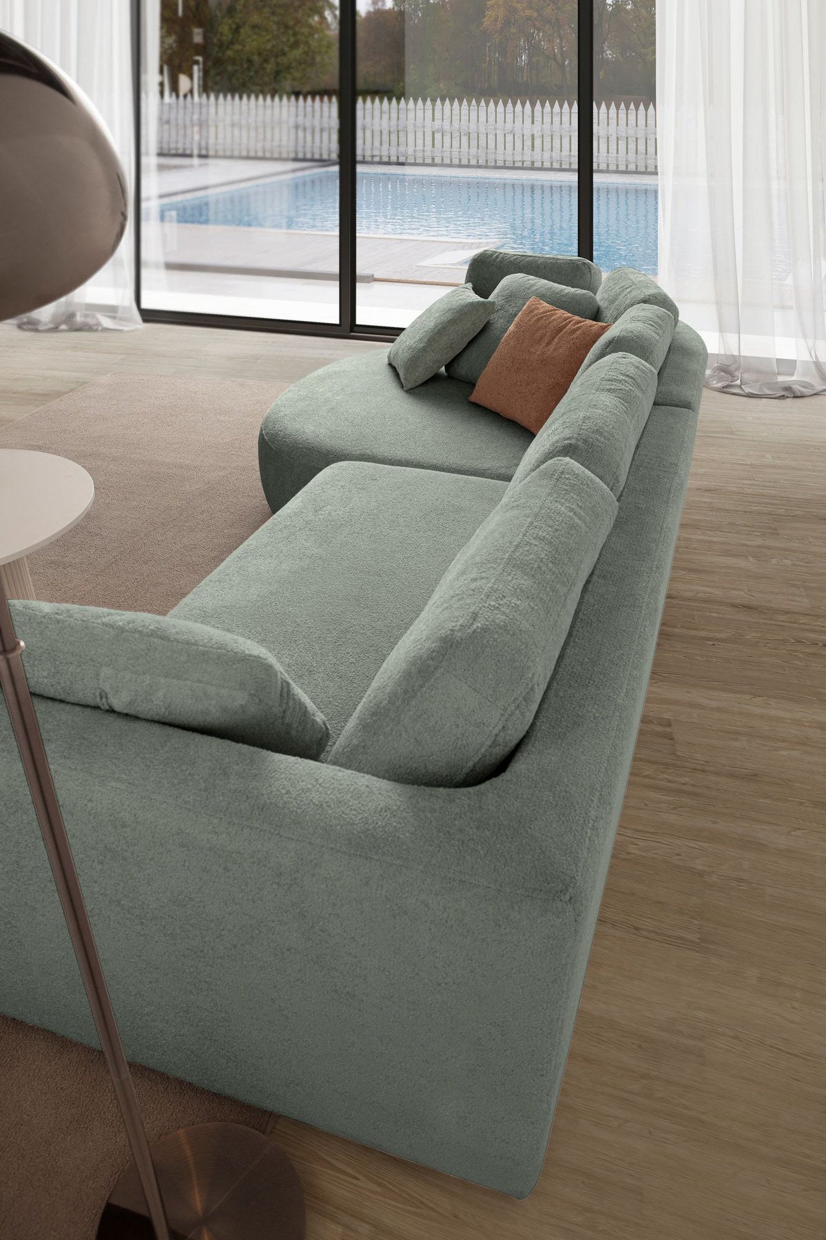 Grünes Ecksofa Venezia mit Lounge-Modul und 2-Sitzer-Modul, Polyesterstoff, Kunststoffbeinen, neun Kissen, Frontansicht.