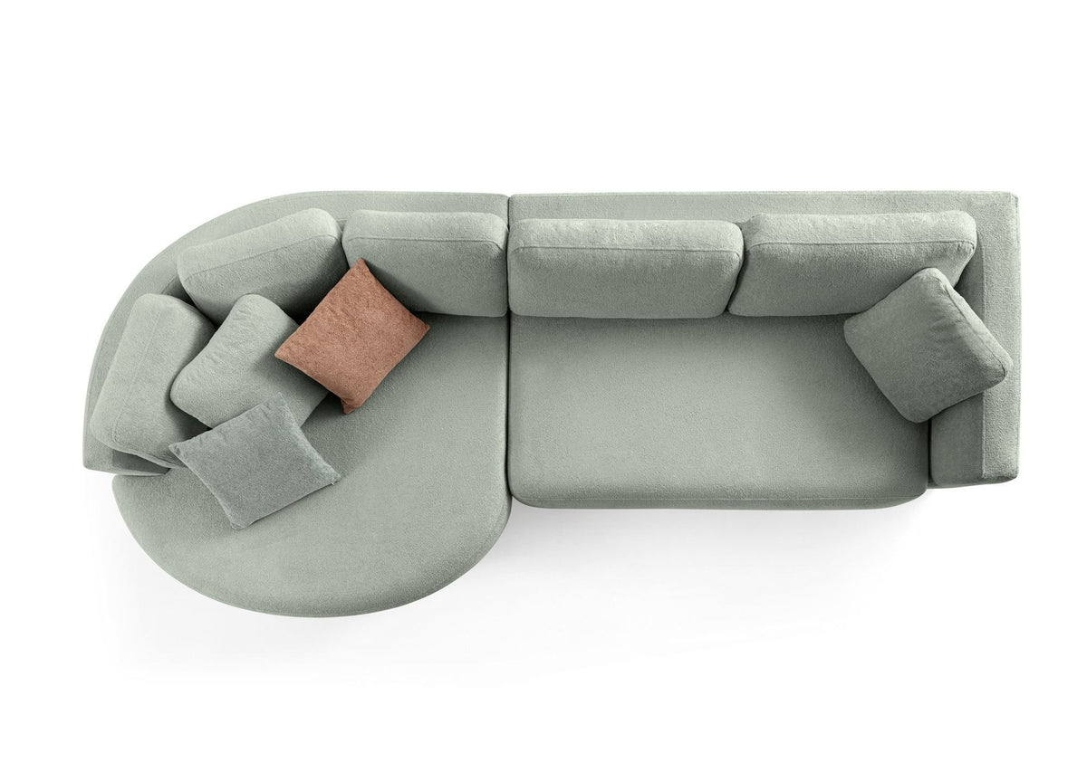 Grünes Ecksofa Venezia mit Lounge-Modul und 2-Sitzer-Modul, Polyesterstoff, Kunststoffbeinen, neun Kissen, Frontansicht.