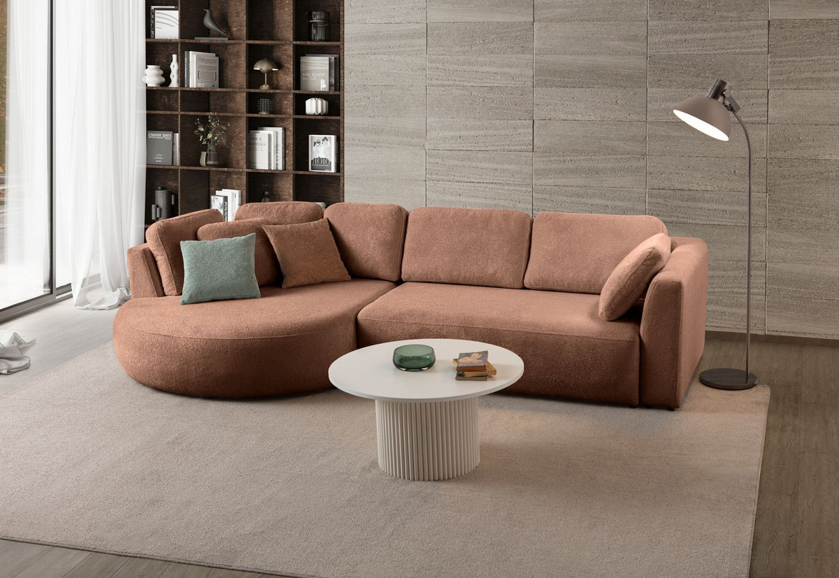 Ecksofa links in Nerzfarbe mit Polyesterbezug, Hainbuchengestell, abnehmbarem Rückenkissen und neun losen Kissen, Kunststoffbeine sichtbar.
