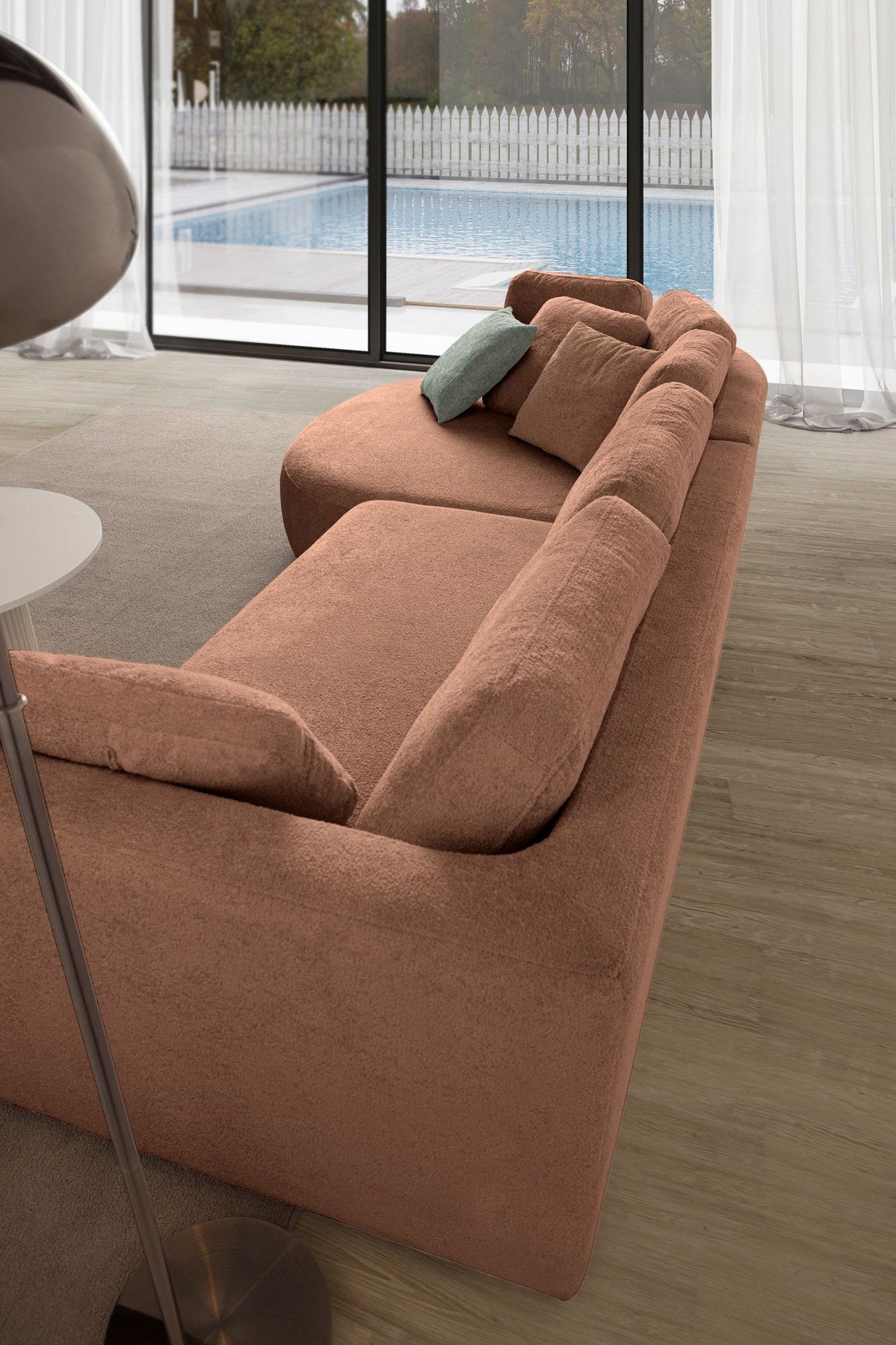 Ecksofa links in Nerzfarbe mit Polyesterbezug, Hainbuchengestell, abnehmbarem Rückenkissen und neun losen Kissen, Kunststoffbeine sichtbar.