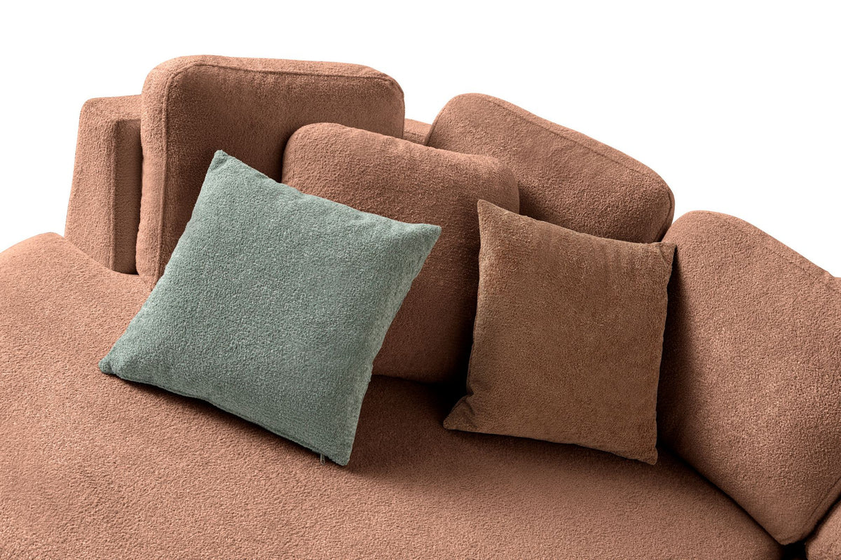 Ecksofa links in Nerzfarbe mit Polyesterbezug, Hainbuchengestell, abnehmbarem Rückenkissen und neun losen Kissen, Kunststoffbeine sichtbar.