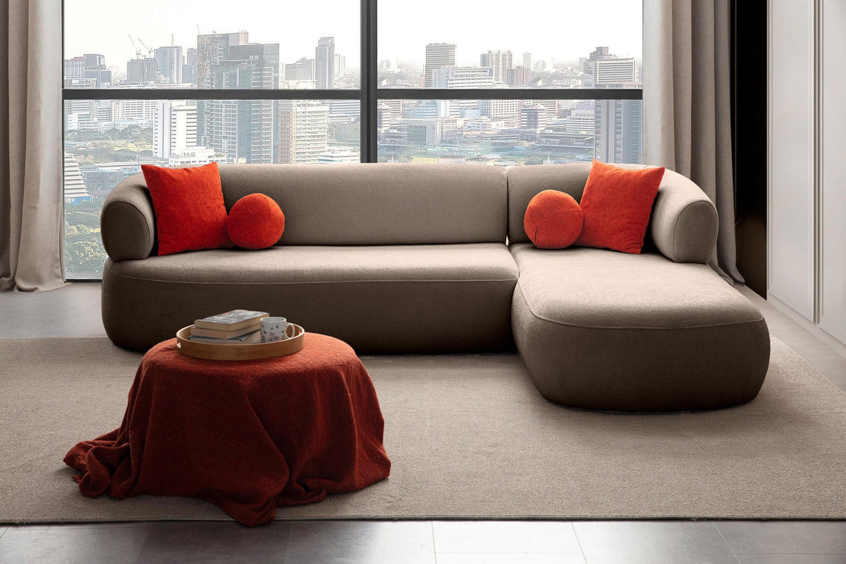 Ecksofa rechts in Mink mit Bouclé-Stoffbezug, Holzgestell und Kunststoffbeinen, inklusive vier Zierkissen, im Wohnzimmer platziert