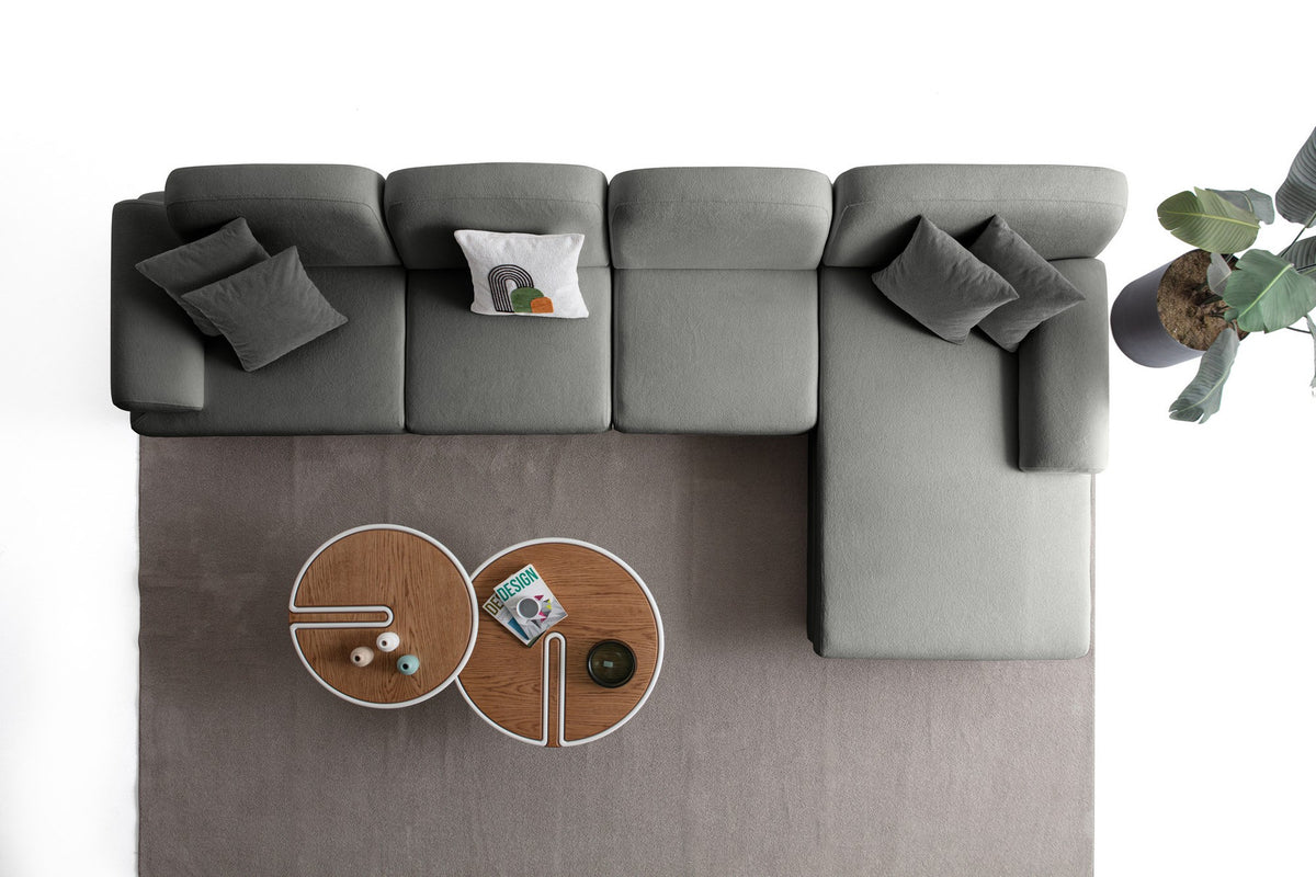 Anthrazitfarbenes Eck-Schlafsofa mit Coco-Boucle-Stoffbezug, Holzbeinen und rechter Truhe, fotografiert freistehend im Raum.