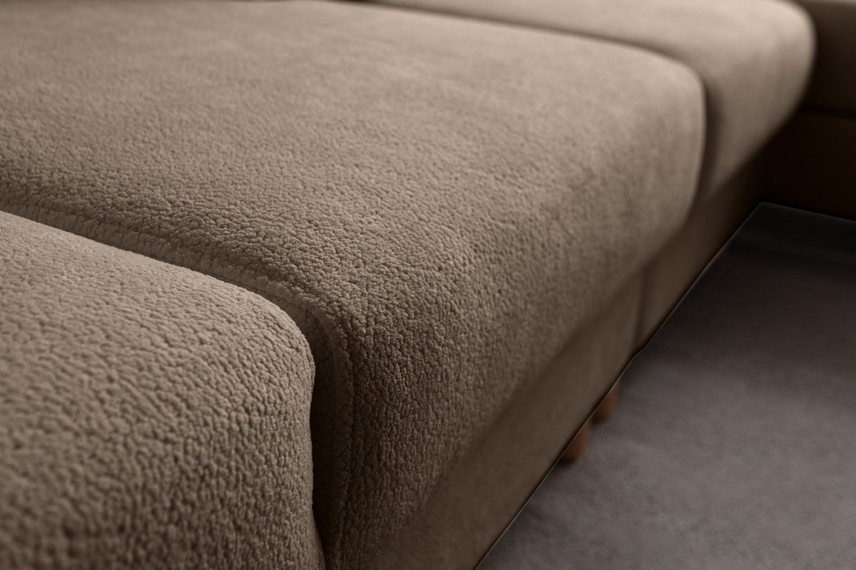 Braunes Eck-Schlafsofa Aries mit Coco-Boucle-Stoff, Holzbeinen und ausklappbarer Liegefläche in der rechten Ausführung von Hanah Home