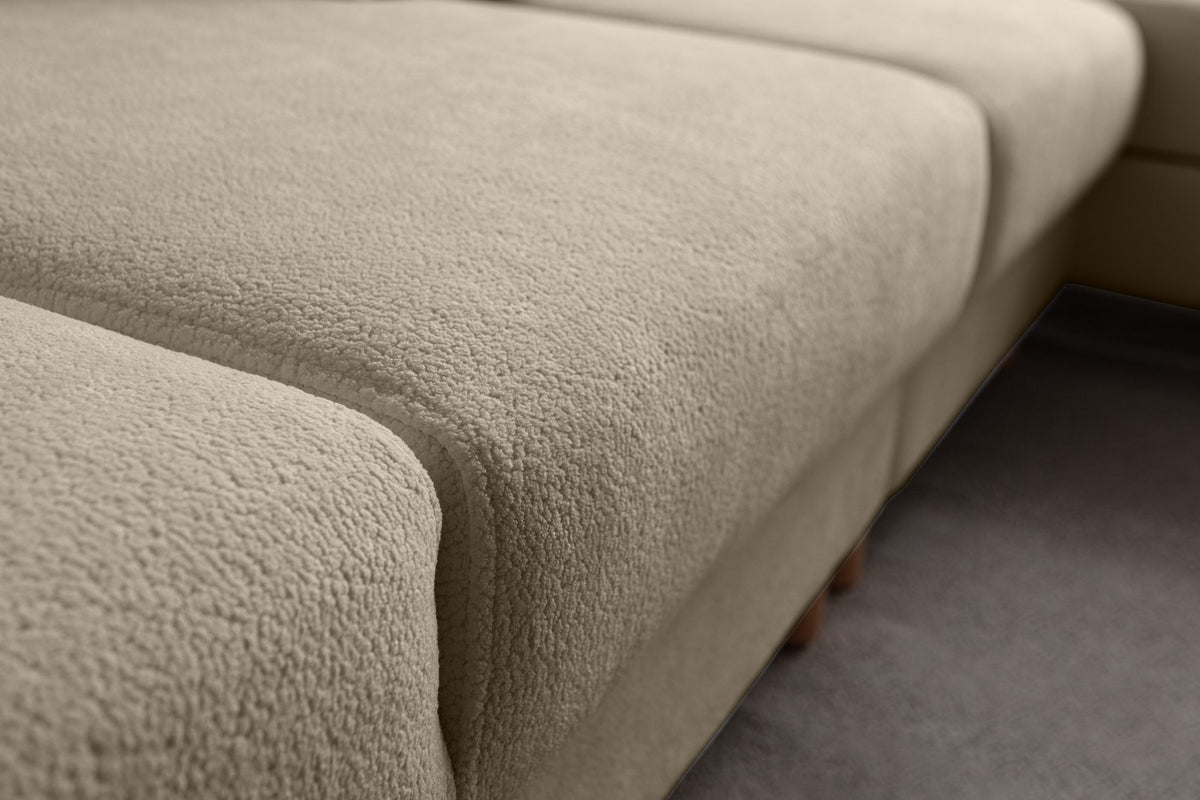 Eck-Schlafsofa Aries rechts in Milchkaffee mit Coco-Boucle-Stoff, Holzbeinen und Bettkasten, Ansicht von vorne.