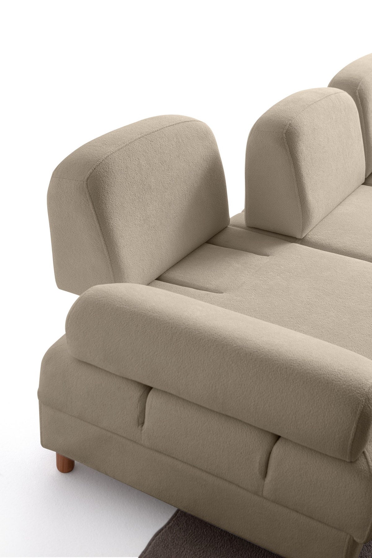 Eck-Schlafsofa Aries rechts in Milchkaffee mit Coco-Boucle-Stoff, Holzbeinen und Bettkasten, Ansicht von vorne.