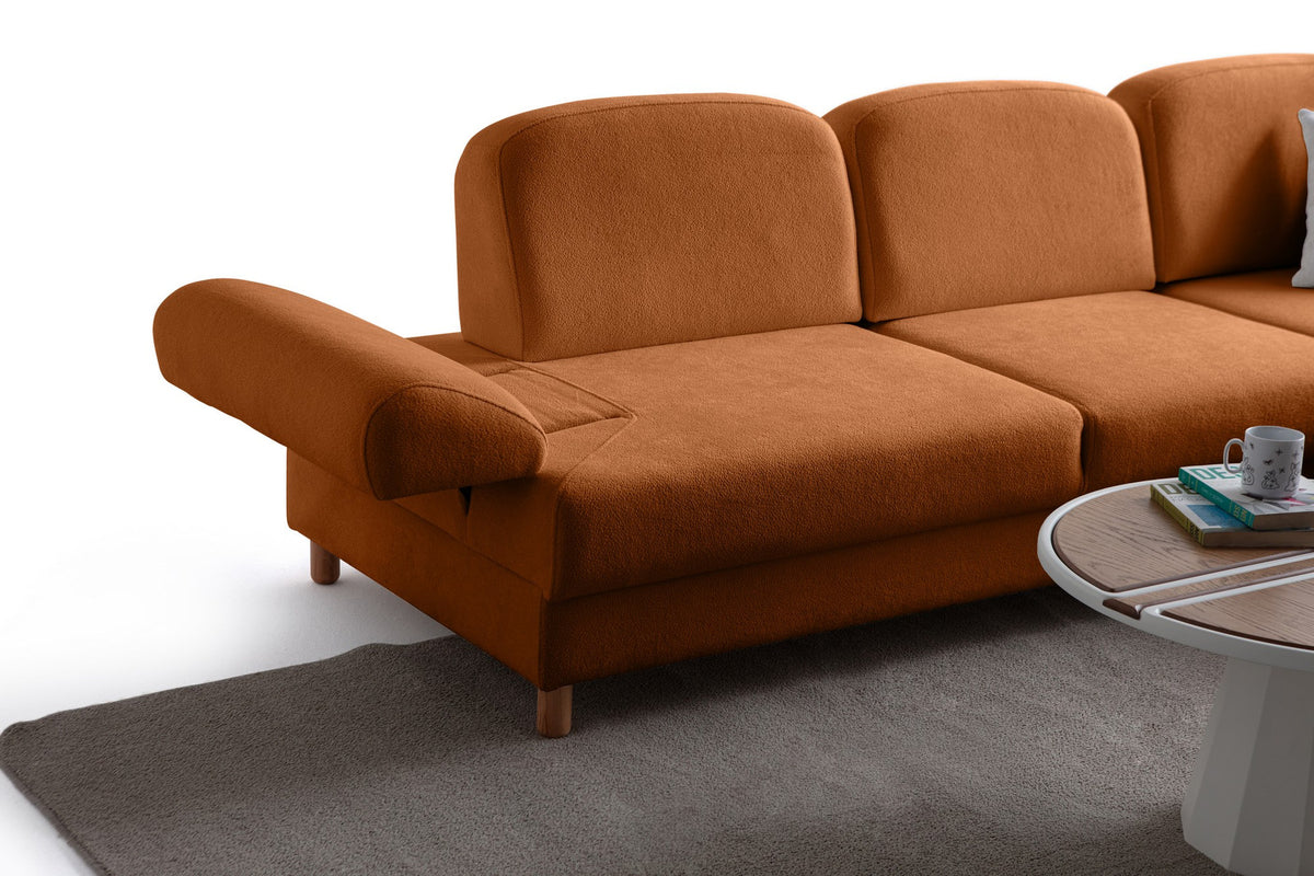 Orangefarbenes Eck-Schlafsofa Aries Relax mit Coco-Boucle-Stoff, Holzbeinen und ausklappbarer Liegefläche, rechte Ausführung.