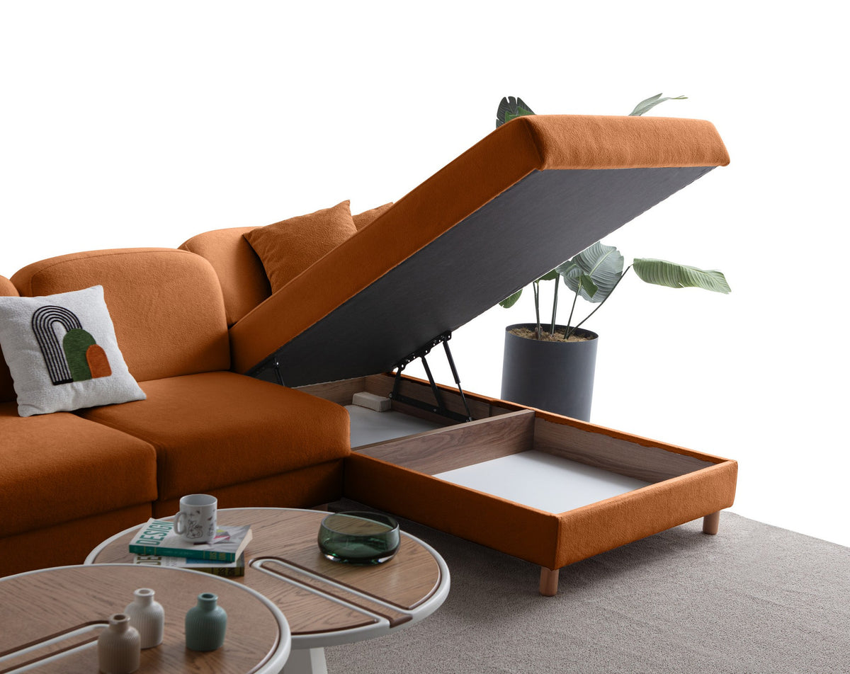 Eck-Schlafsofa Aries Relax Joker in Orange mit Coco-Boucle-Stoff, Holzbeinen und ausklappbarer Liegefläche, fotografiert im Wohnraum.