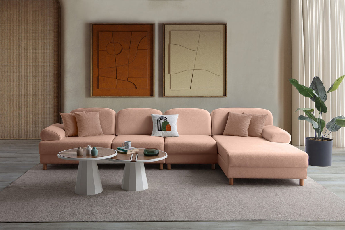 Eck-Schlafsofa Aries Relax Joker in Altrosa mit Coco-Boucle-Stoff, Holzbeinen und verstellbarer Rückenlehne, fotografiert im Wohnraum.