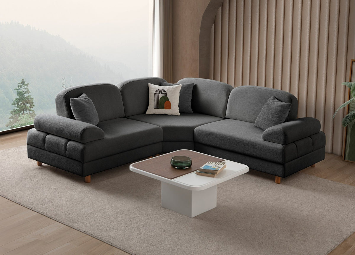 Anthrazitfarbenes Eck-Schlafsofa mit Coco-Boucle-Stoff, Holzbeinen und vier Kissen, teilweise als Liegefläche ausgeklappt dargestellt.